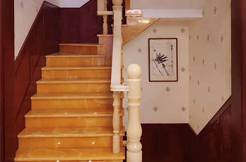 噶尔中式别墅室内汉白玉石楼梯的定制安装装饰效果